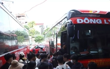 Bến xe Hà Nội 'nóng' trước kỳ nghỉ lễ: Người dân tay xách nách mang rời phố
