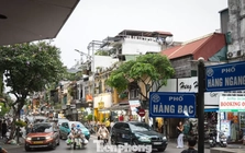 Phố lõi Hà Nội siết xe xăng: Dân lo tiền đổi xe, thấp thỏm hạ tầng sạc