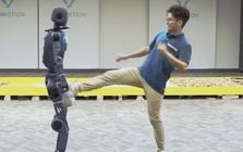 Robot hình người do công ty thuộc Vingroup phát triển gây bất ngờ khi tự đứng dậy, leo dốc