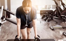 Bác sĩ khuyên bỏ: 5 thói quen "vạn người mê" dễ gây đột quỵ trong mùa hè