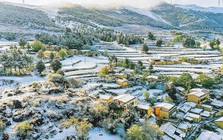 Thời tiết cực đoan hiếm thấy ở Trung Quốc: Sắp vào hè, tuyết bất ngờ rơi dày nhiều nơi