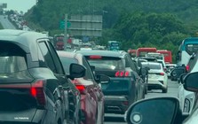 Kinh nghiệm xương máu vẫn bất lực: 12h đêm, 2h sáng và 12h trưa vẫn chưa xong, cửa ngõ phía Tây TP.HCM và các tỉnh đông nghẹt người đi nghỉ lễ