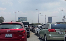 Kẹt xe hơn 10km ở TPHCM, phương tiện rồng rắn xếp hàng giữa nắng nóng