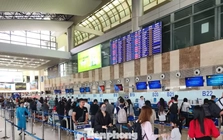 Cảnh trái ngược tại ga quốc tế và quốc nội sân bay Nội Bài ngày 30/4