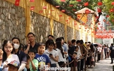 Xếp hàng dài tham quan Nhà tù Hỏa Lò