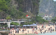Vịnh Hạ Long nườm nượp người