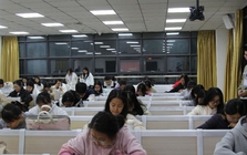 Lối thoát cho sinh viên ngành Ngôn ngữ: Mô hình "Ngoại ngữ + X" và 3 kỹ năng để không bị AI thay thế