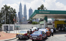 Để có giá xăng 13.000 đồng, láng giềng Việt Nam đang tốn gần 1 tỷ USD mỗi tháng