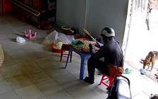Shipper bước vào nhà trong lúc chờ khách chuyển tiền, cảnh lọt vào camera được cắt ra đăng tải khắp nơi