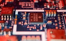 Không dùng dầu mỏ, tại sao toàn ngành bán dẫn toàn cầu lại đang khốn đốn vì eo biển Hormuz đóng cửa