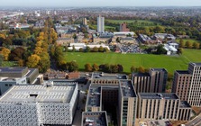 Đại học Anh đột ngột hủy 300 thư mời nhập học, "khai tử" ngành ngoại ngữ để cắt giảm thâm hụt hàng triệu bảng