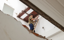 Người dân tháo dỡ tài sản phục vụ dự án mở đường Tam Trinh, Lĩnh Nam