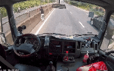 Clip: Tài xế bỏ xe, lao qua dải phân cách ôm chặt bé nhỏ giữa dòng xe container