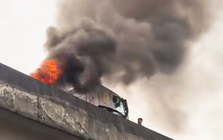 Xe đầu kéo bốc cháy ở Vành đai 3 trên cao, khói đen cuồn cuộn