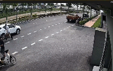 Vụ taxi dừng giữa đường, xe sau tông trúng bị lật: Lỗi của ai?