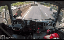 Danh tính tài xế bỏ xe, lao qua dải phân cách ôm bé gái giữa quốc lộ, công an đã liên hệ