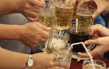 Ép người khác uống rượu, bia sẽ bị phạt 3 triệu đồng