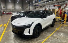 Xe VinFast mới toanh lăn bánh trên đường: Quá to so với VF 6, quá lạ so với VF 7, rốt cuộc là xe gì?