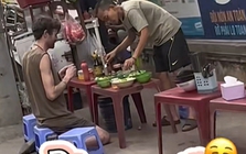 Khách Tây vừa quỳ vừa ăn ở quán vỉa hè TP.HCM: "Chắc cô bán bún cũng ngỡ ngàng với ảnh"