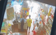 Nam sinh lớp 7 bị chủ quầy tạp hóa hành hung: Hé lộ cuộc trao đổi giữa 2 bên