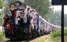 Nhà đầu tư ồ ạt mở tài khoản, khối ngoại lập kỷ lục trong tháng VN-Index mất hơn 200 điểm