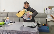 Món quà "vụng về" của 56 học trò cũ khiến cô giáo ngỡ ngàng sau 2 năm ra trường