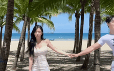 Danh tính chàng trai mặc áo Grab có vợ đẹp như "thần vệ nữ" đời thực, check-in bãi biển Đà Nẵng gây sốt