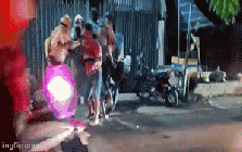 Dùng tay chân "nói chuyện" với CSGT, vợ chồng và con rể được đưa về trụ sở