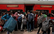 Cảnh tượng như thời Covid-19 bao trùm lên Ấn Độ, hàng trăm nghìn người đổ về các nhà ga, rời thành phố