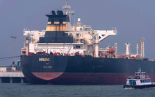 2 tàu chở hơn 100.000 tấn hàng đầu tiên được đi qua eo biển Hormuz ngay sau lệnh ngừng bắn