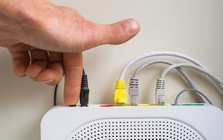 Có nên cắm cục phát wifi cả ngày? Hóa ra lâu nay nhiều người đã làm sai