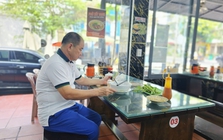 Xăng hạ nhiệt, giá tô phở, gói xôi vẫn neo cao: Vì sao ‘lên nhanh, xuống chậm’?