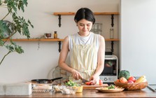 Người trẻ nấu ăn tại nhà: vừa nhanh gọn, vừa chủ động bữa ăn mỗi ngày