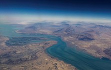 Israel tới tấp không kích Lebanon, Iran lại đóng cửa eo biển Hormuz