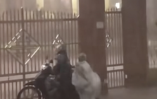 Đoạn video chiếc áo mưa rơi giữa giông bão khiến cư dân mạng Việt Nam xuýt xoa: Cả tuổi thơ chỉ mong có cảm giác này!