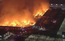 Video: Biển lửa nuốt trọn kho giấy vệ sinh khổng lồ ở California