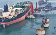 Giá dầu quay đầu tăng sau khi giảm mạnh nhất 6 năm, Iran cáo buộc Mỹ vi phạm thỏa thuận