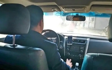 Phát hiện khách ôm túi đựng hơn 300 triệu đồng tiền mặt, tài xế nhận cuộc gọi lạ liền quay đầu đưa thẳng đến đồn công an