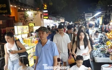 Du khách chen chân ở Hội An