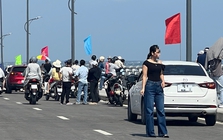 Công an khuyến cáo "nóng" việc dừng, đỗ xe trên cầu vượt cửa biển để check-in