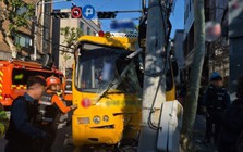 Hàn Quốc: Xe buýt đón chở nhiều trẻ em đâm thẳng cột điện, tài xế dương tính ma tuý