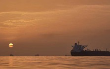 Iran hành động “gắt”, tàu hàng trúng đòn ở eo biển Hormuz