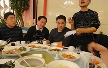 Họp lớp, người đàn ông chủ động thanh toán hóa đơn, kết quả suýt bị bạn cũ block, còn phải làm kiểm điểm ngay tại nhà hàng