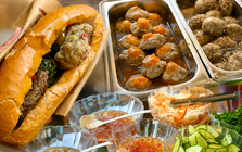 Đi ăn thử bánh mì xíu mại trứng muối đang gây sốt: Có gì đặc sắc mà khách phải ăn liền 2 ổ mới chịu rời quán?