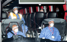 Cận cảnh hình ảnh "giải cứu" hành khách từ du thuyền bùng phát virus Hanta: Công tác bảo hộ nghiêm ngặt, phải cách ly 45 ngày