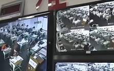 Nam sinh giỏi nhất trường thi ĐH đạt điểm thấp không ngờ, giáo viên xin trích xuất camera rồi phát hiện cậu nộp 3 tờ giấy trắng