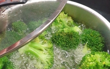 5 sai lầm khi chế biến rau củ làm thất thoát tới 80% vitamin C nhưng hiếm ai chưa từng làm trong đời!