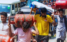 Lương 3 triệu đồng/tháng nhưng giá gas tăng 4 lần, hàng trăm nghìn công nhân lũ lượt bỏ phố về quê: Tham vọng đối trọng Trung Quốc của nền kinh tế hàng đầu châu Á lung lay