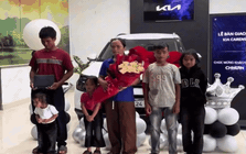 Danh tính đôi vợ chồng ăn mặc giản dị, đi nhận ô tô 700 triệu đồng, hé lộ câu chuyện phía sau