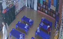 Đoạn camera bé trai "ăn no ngủ trước" ở lớp mầm non được đăng lên mạng, người khen đáng yêu, người soi ra chi tiết đáng lo